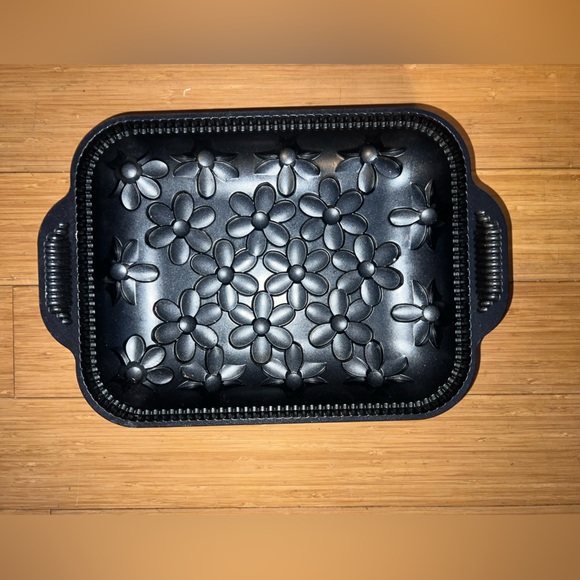 Nordic Ware Multi Mini Daisy Cake Pan 3D 10 Cups  baking Cast Aluminum Non-stick - Picture 1 of 3